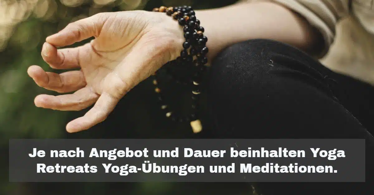 Je nach Angebot und Dauer beinhalten Yoga Retreats Yoga-Übungen und Meditationen.